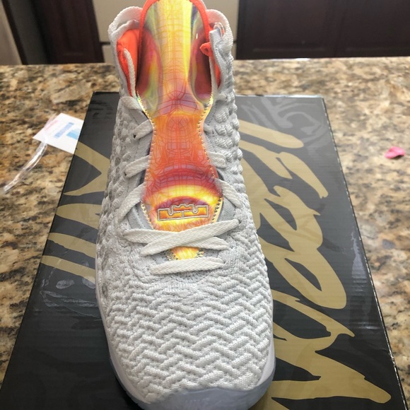 Brand new Lebron XVII LMTD - Picture 3 of 6
